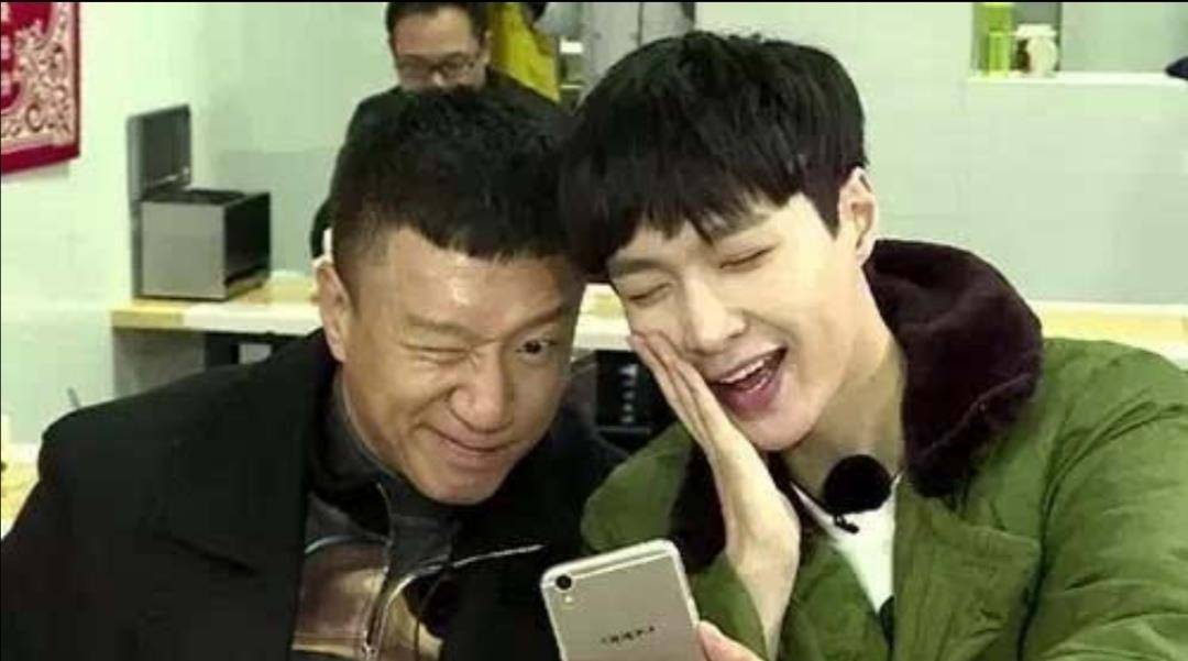 片段|张艺兴:红雷哥我不是故意。孙红雷调侃:我到底是你哥还是你儿子