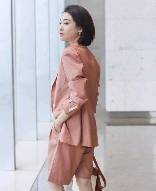 服装|只要穿对了，就能轻松成为精致的女人，与年龄无关