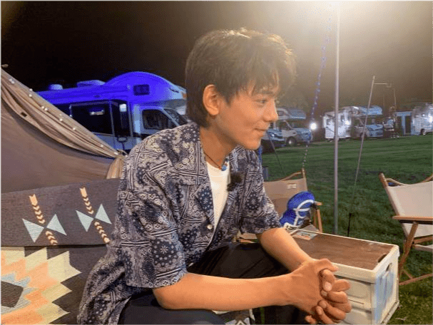 丁真|张继科教丁真颠球太难见！他穿西装变绅士儒雅，丁真却少年感十足