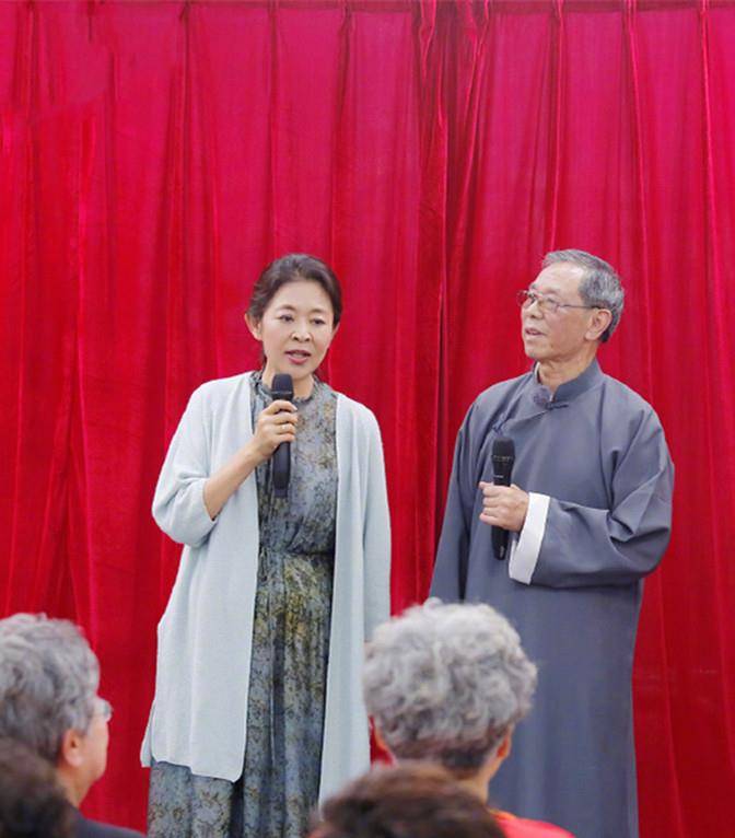 服装|倪萍近况曝光，穿休闲装录制综艺，双腿纤细到裤管撑不起