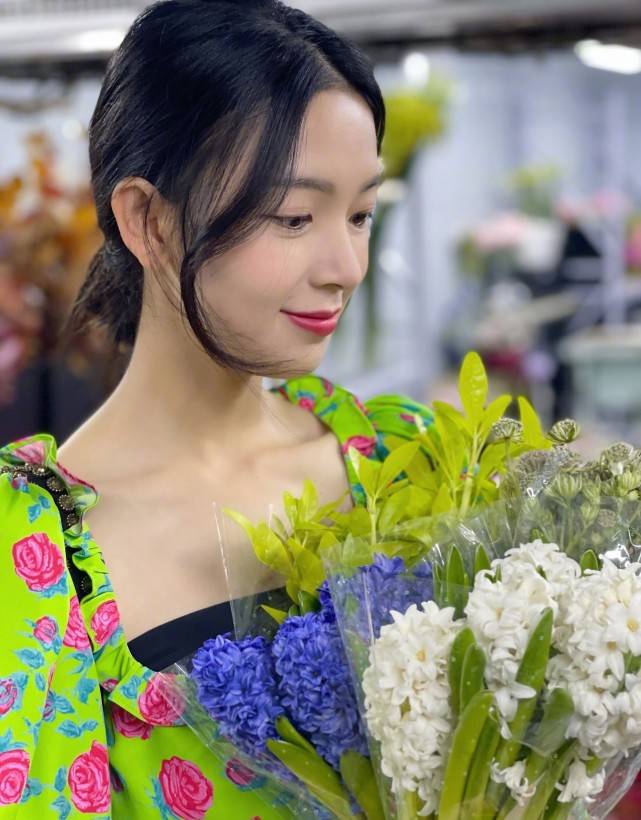 好身材|陈瑶穿绿色花衬衫去买花，配牛仔裤青春靓丽，这腰只有巴掌大？
