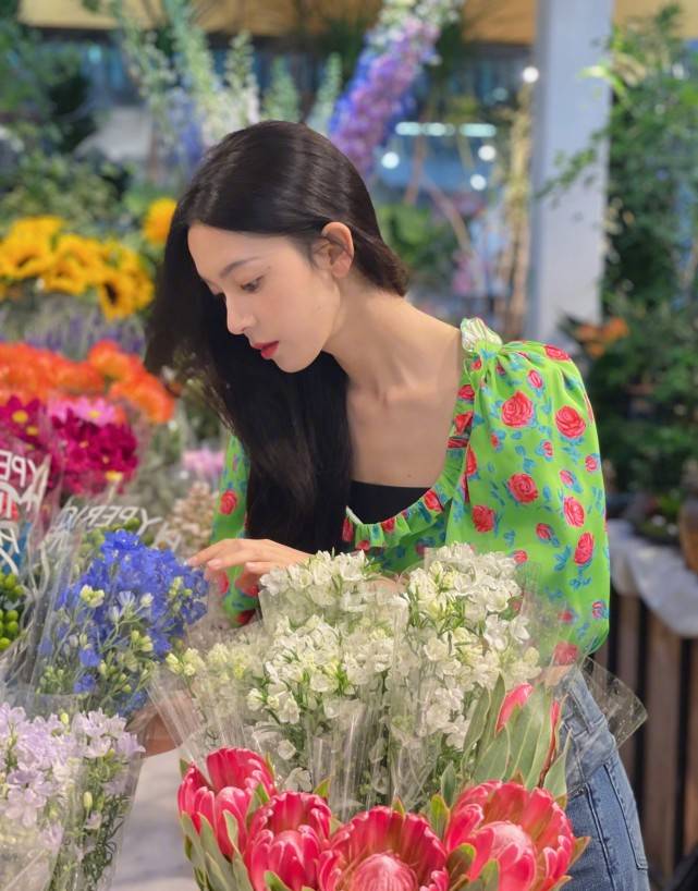 好身材|陈瑶穿绿色花衬衫去买花，配牛仔裤青春靓丽，这腰只有巴掌大？