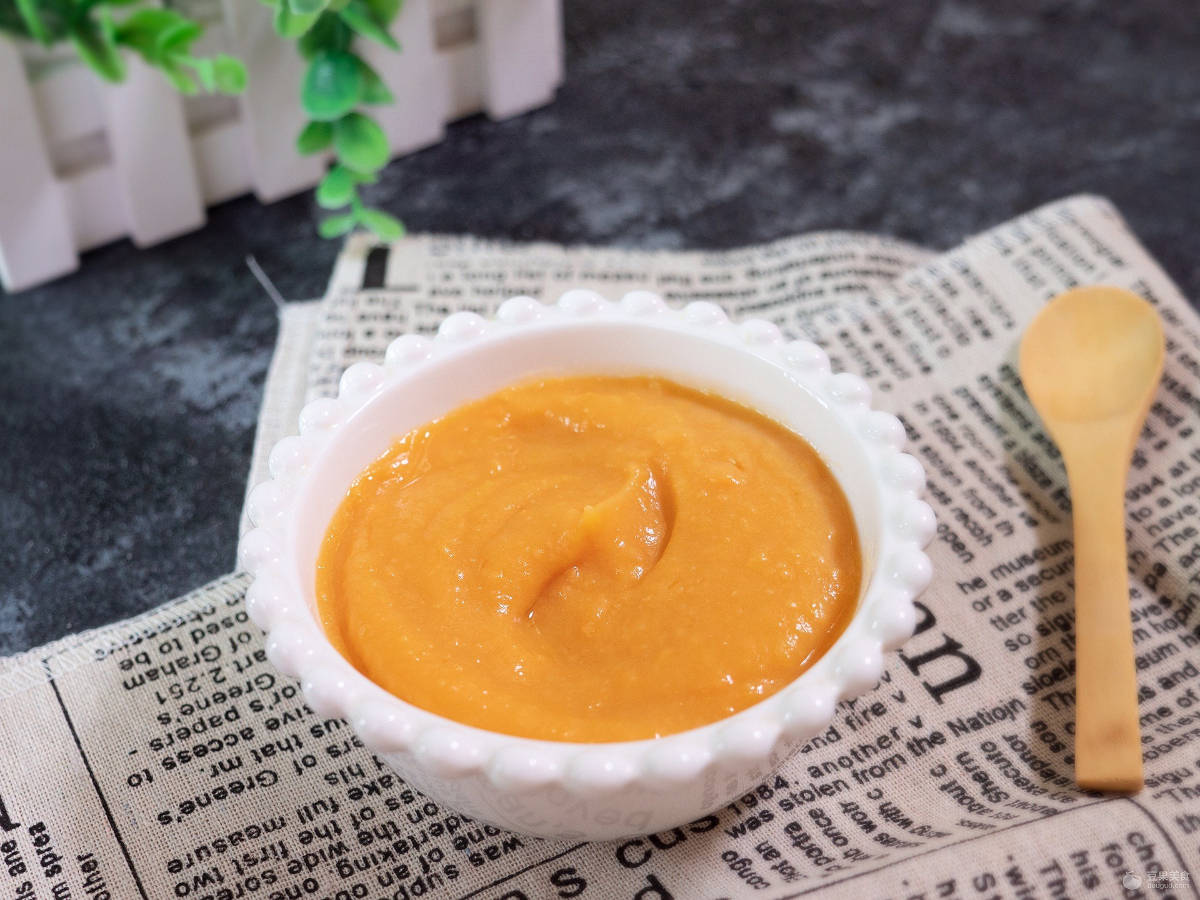 水果;3个月内的小婴儿应稀释果汁;6个月以上的宝宝可以尝试泥糊状食物