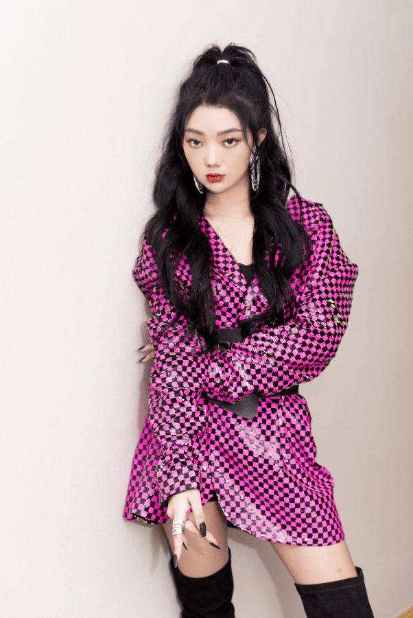 黑色|李紫婷腰有多细?最小码短裙还得加腰带,秀出“巴掌腰”惹人爱