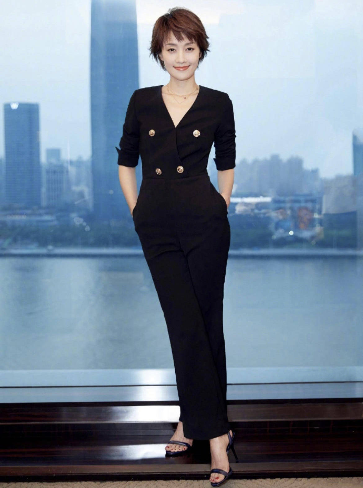 辣妈|马伊琍才是“辣妈圈”顶流，穿藏青色开衫搭配阔腿裤，减龄时髦