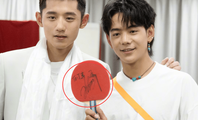 丁真|张继科教丁真颠球太难见！他穿西装变绅士儒雅，丁真却少年感十足