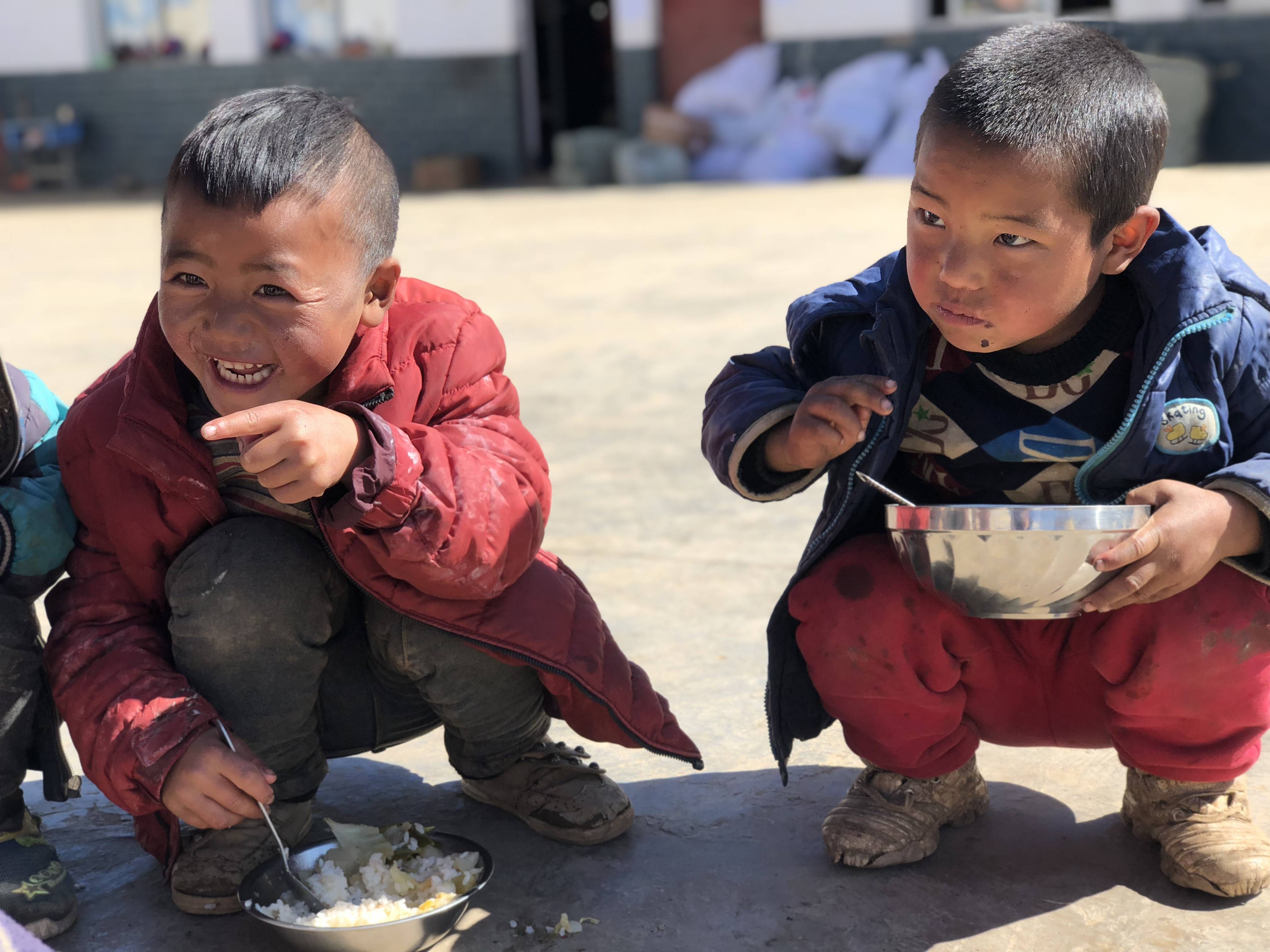 原创穷孩子和富孩子真的容易区分吗即使穿着同样的校服也能看出