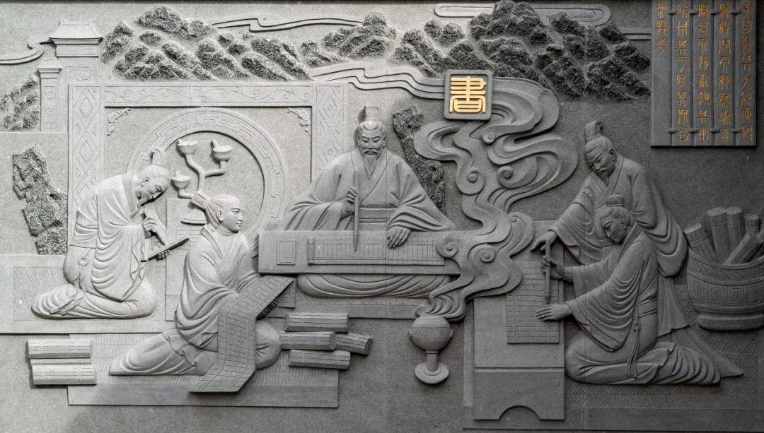 孔子正是当时文化名人的代表,他创立私学,门下弟子三千人,精通六艺者