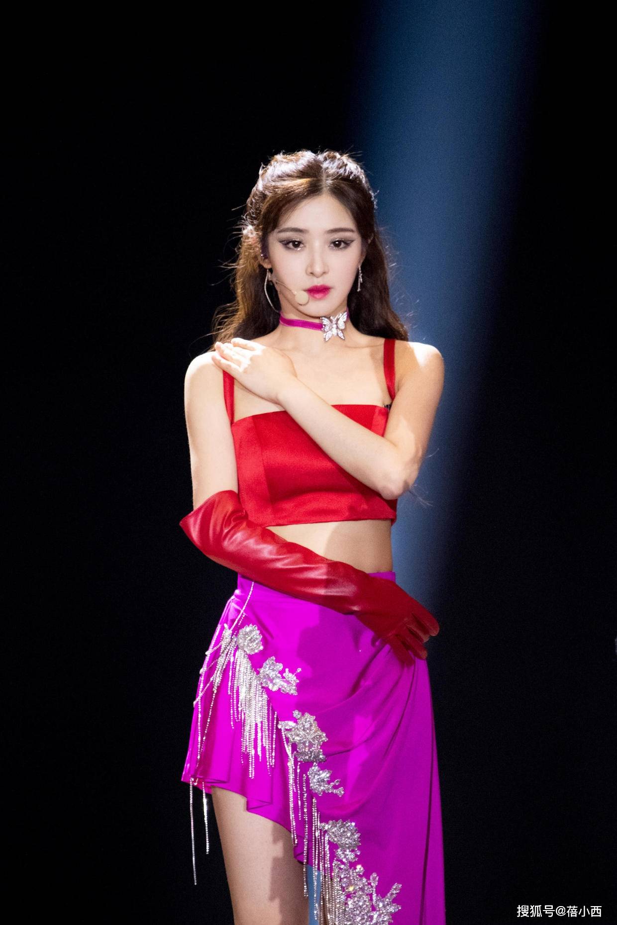 黑色|张含韵越来越会打扮,穿背带裙配白衬衫走机场,时髦减龄又显气质