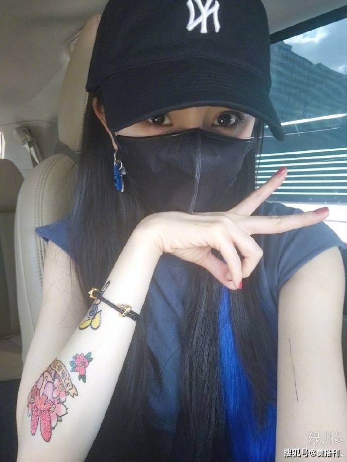 蓝色|杨幂是人美会穿的时髦精没错了！同色穿搭时髦前卫，挑染蓝发少见