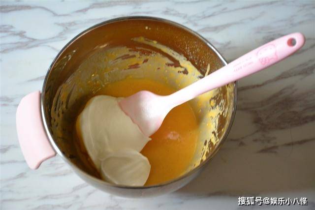 美食|宝贝，早餐给你准备你爱吃的肉松小贝蛋糕，咬一口满是肉松