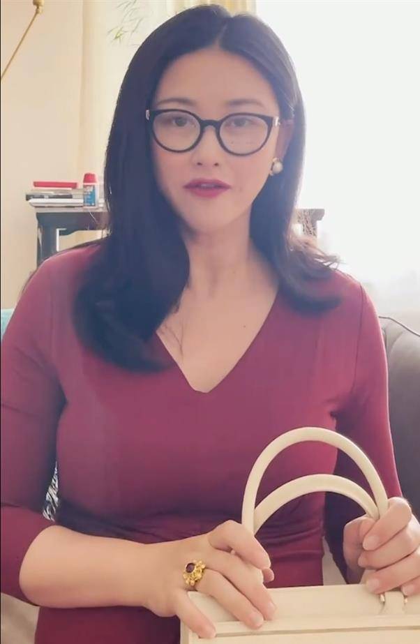 魅力|孕晚期的朱珠仍扛住了直播镜头，穿紧身裙曲线明显，真有女人味