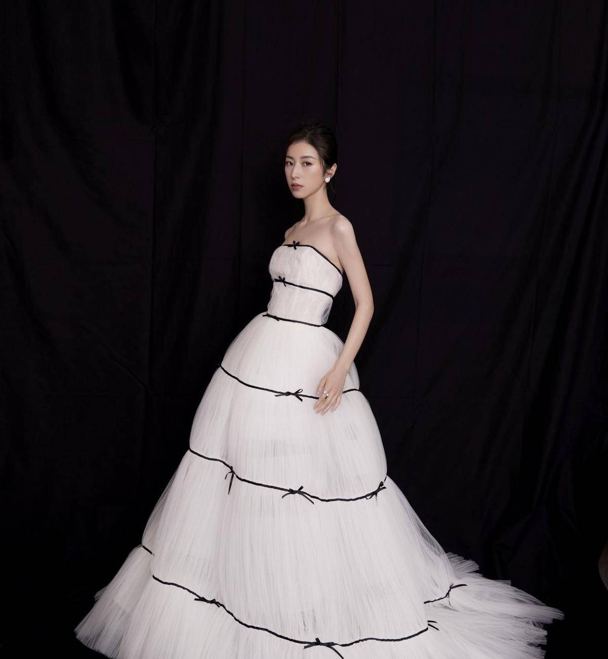 设计|周雨彤的个性时尚太惹眼，上身绑着三个扣子，感觉更有潮流感