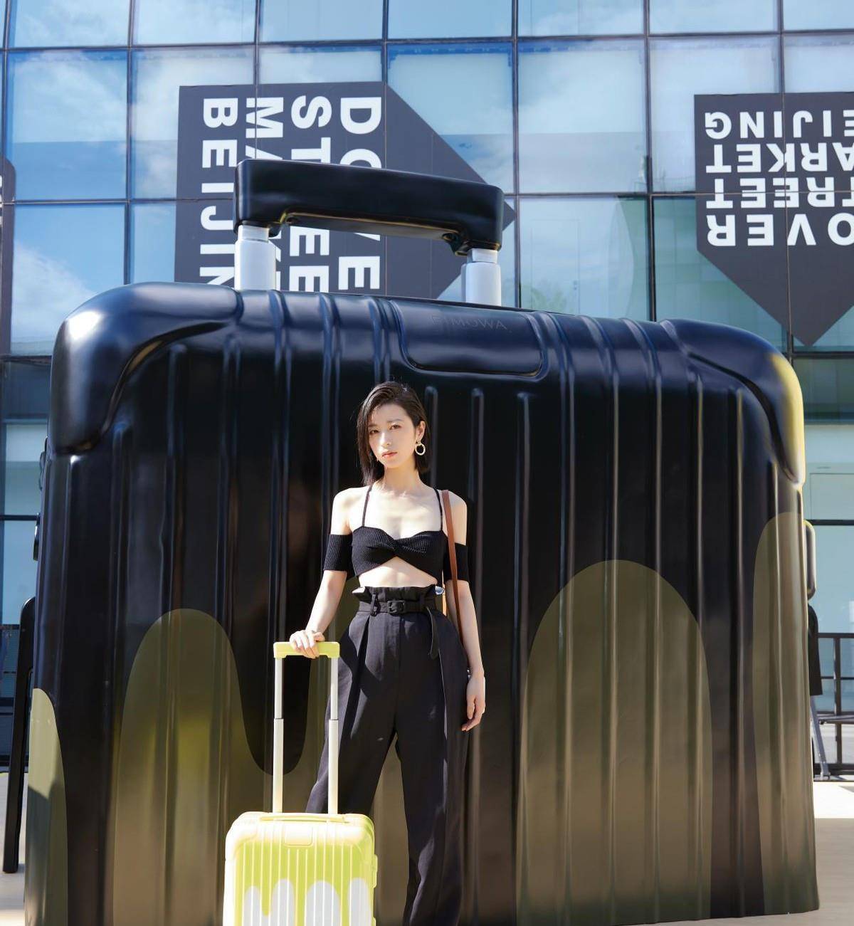 设计|周雨彤的个性时尚太惹眼，上身绑着三个扣子，感觉更有潮流感