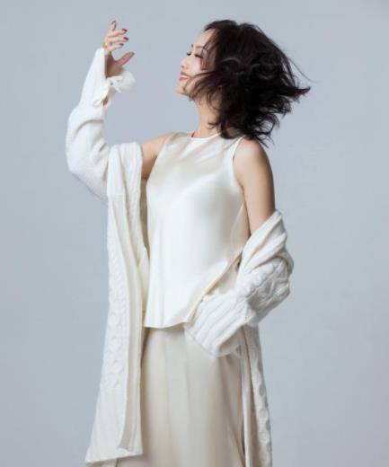 鄢琳|宋妍霏和妈妈参加节目，难怪能成为大明星，妈妈穿着时尚颜值超高