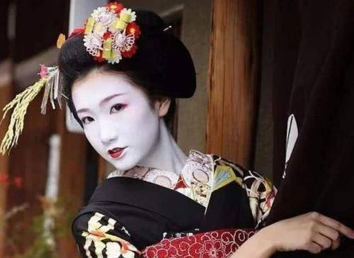 原创为何有些日本人喜欢抹白粉和剃眉毛呢