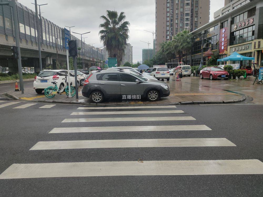 小区外汽车停上人行道行人走上车行道 文泉