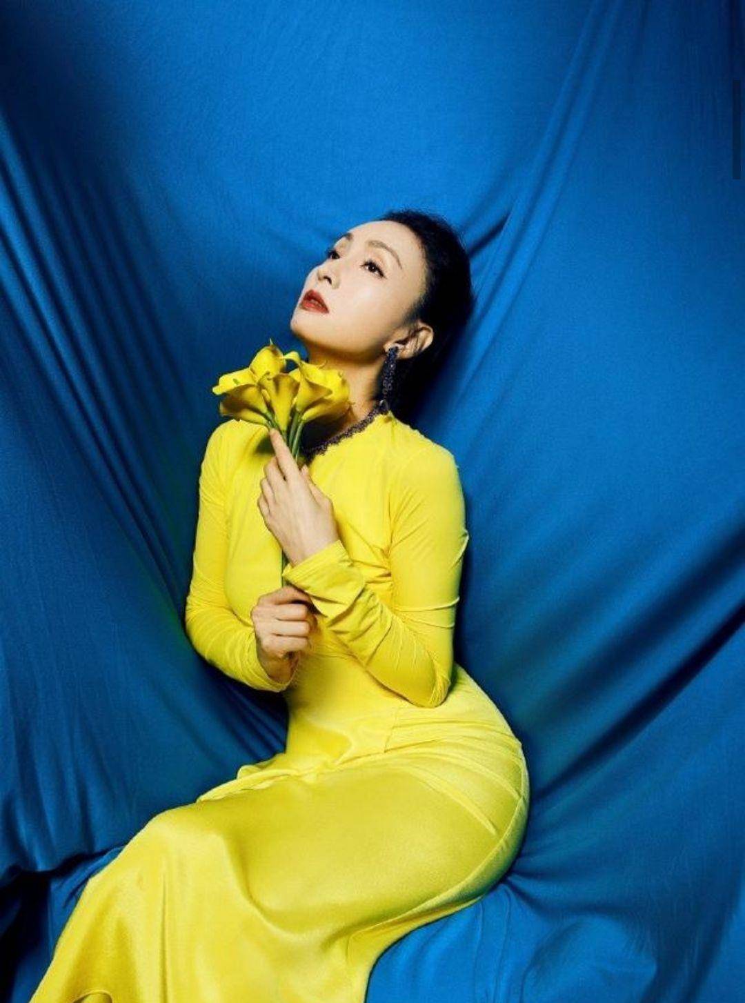 设计|陶虹真甜,穿黄色连衣裙出镜,青春靓丽又迷人,小蛮腰格外吸睛