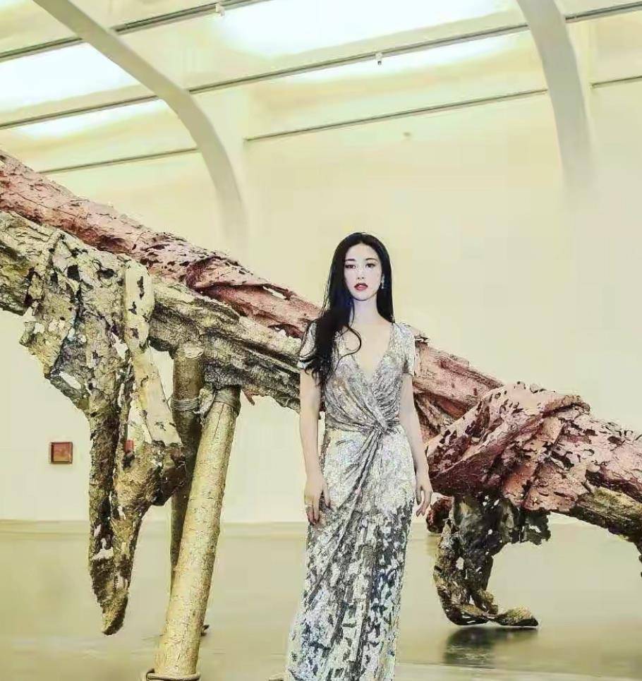 一身|朱珠婚前放得开，穿一身“亮片睡袍”风情万种，身材连女生都羡慕