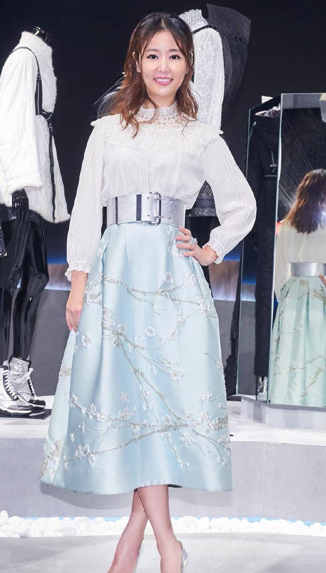 设计|林心如又“火”了，穿玫红色抹胸连衣裙高贵华丽，高挑又时髦