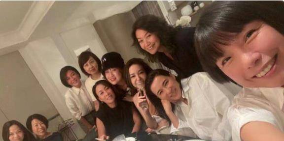 服装|“时尚女魔头”张宇晒聚会照，白色衬衫清爽减龄，杨坤那英也现身