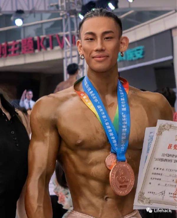 训练|国产27岁巨无霸撩走00后长腿小女友，网友：野兽与美女