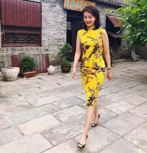 整体|刘芳菲气质真出色，穿“中国红”旗袍优雅大气，尽显东方女人韵味