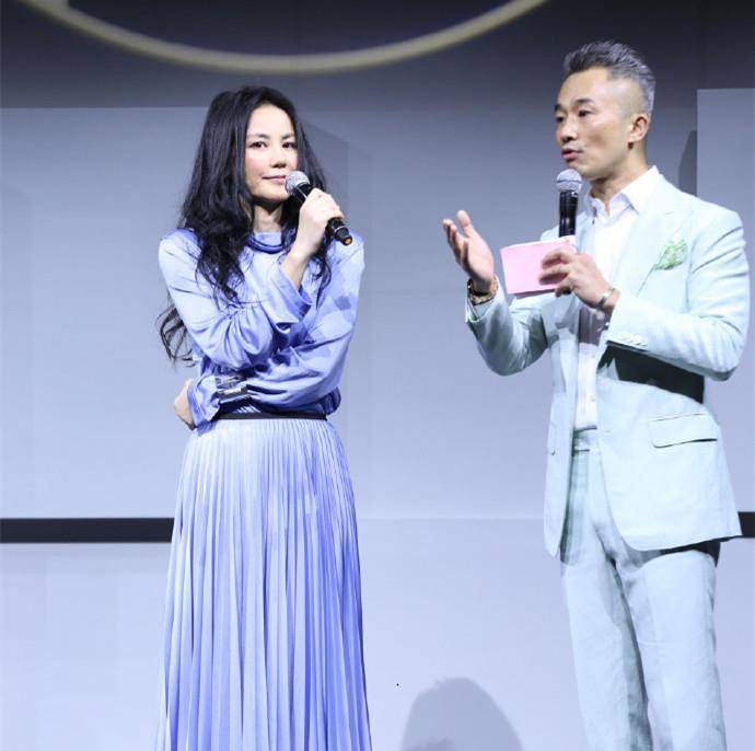 王菲扮|“天后”王菲扮少女不输小花们,穿百褶裙长度过膝,时尚感不俗