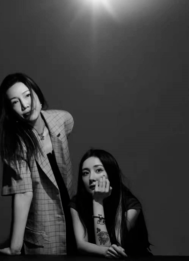 杨幂|杨幂真是带货达人!同款小女警纹身贴大火,学刘诗诗姿势拍照超萌