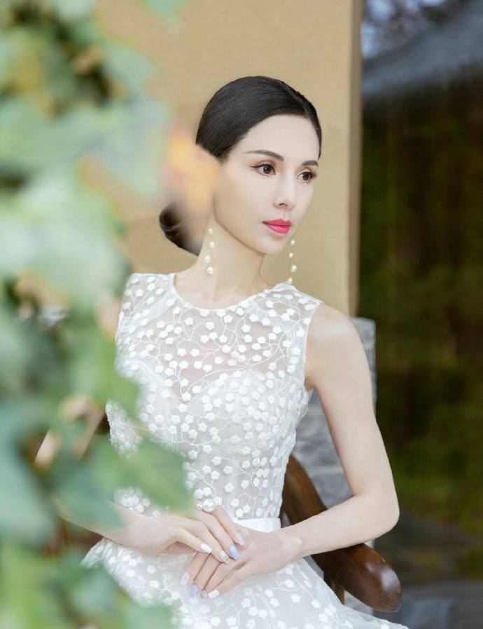 身材|李若彤七夕穿婚纱“独自美丽”，54岁身材纤瘦不输00后，姑姑真美