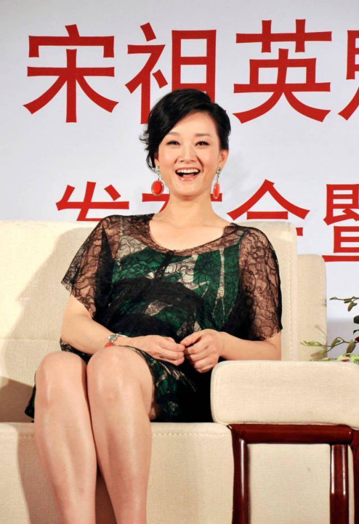 身材|宋祖英老了也有韵味，穿T恤配牛仔裤稍有发福，55岁的模样挺真实