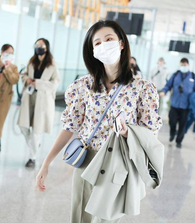 乔欣|乔欣的衣品越来越高了，一件碎花衬衫时尚典雅，气质堪称绝了