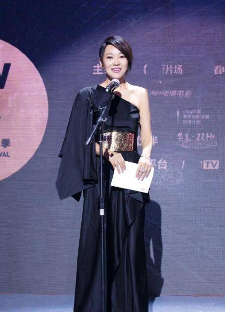 闫妮|陶虹和闫妮同台比美,一个冷艳、一个端庄,曾经的女神风采依旧