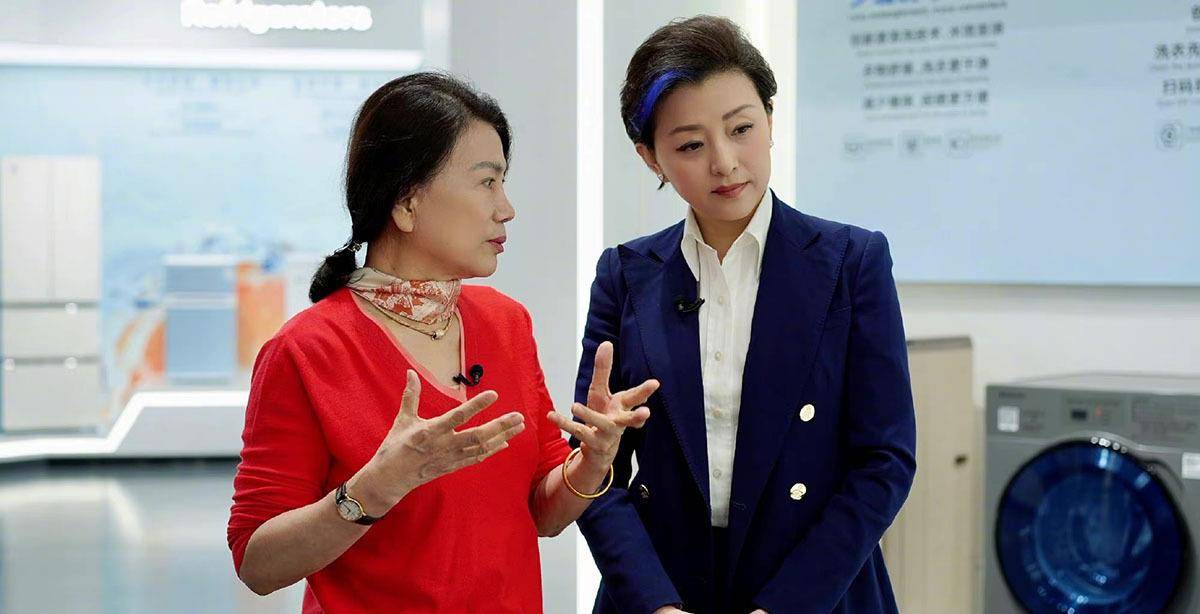 丝巾|67岁董明珠受杨澜采访心情好,穿针织戴丝巾大笑,大14岁却像姐妹