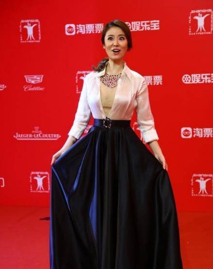 珠宝|林心如原来这么奔放，为秀高价珠宝项链，衬衫直接敞开穿