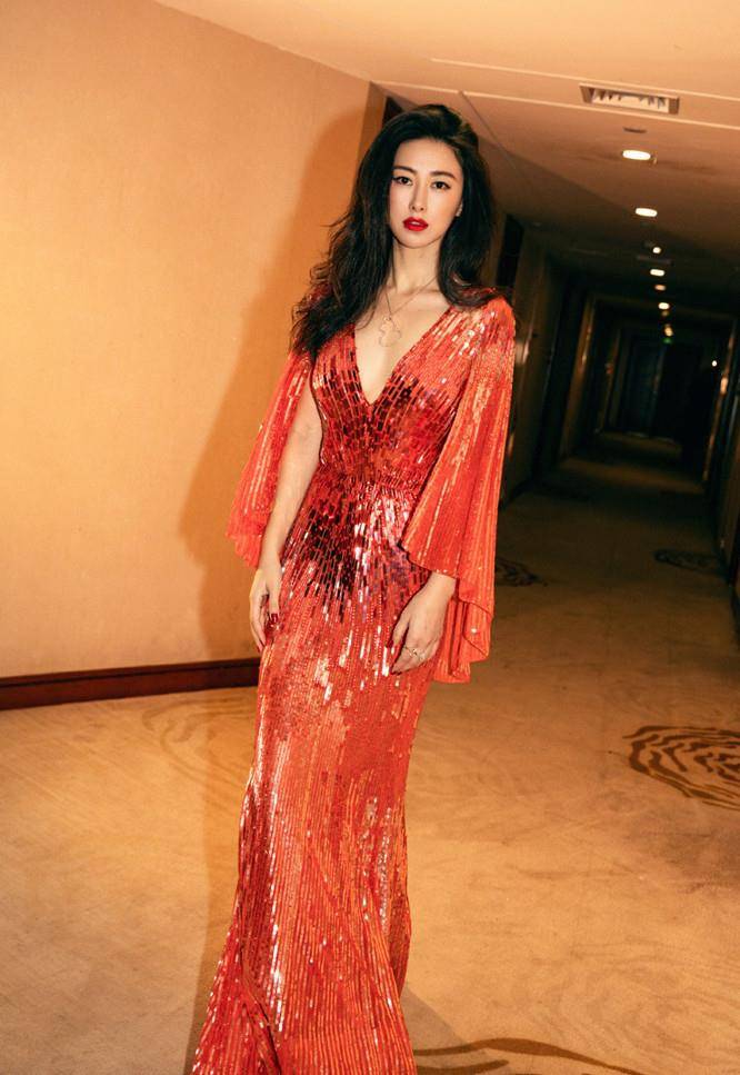 魅力|孕晚期的朱珠仍扛住了直播镜头，穿紧身裙曲线明显，真有女人味