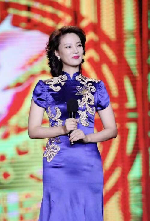 整体|刘芳菲气质真出色，穿“中国红”旗袍优雅大气，尽显东方女人韵味