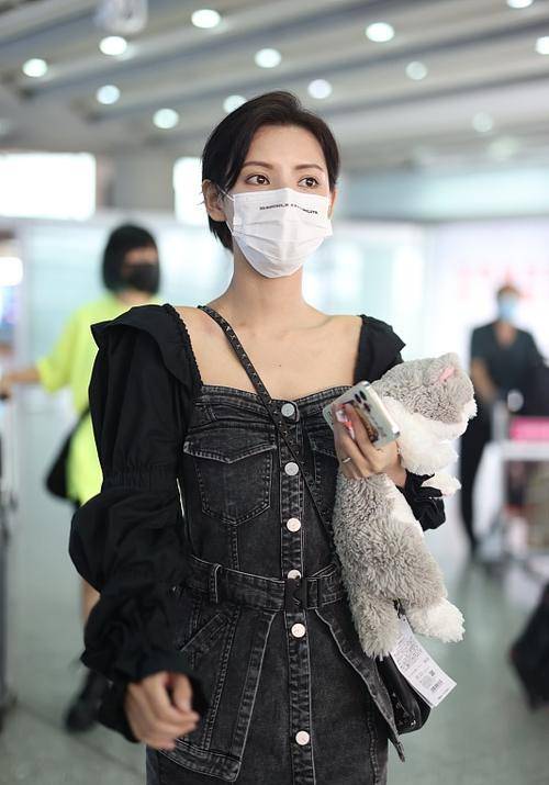黑色|张予曦也太美了吧,明明是日常的服装,却让她的大长腿衬成了礼服