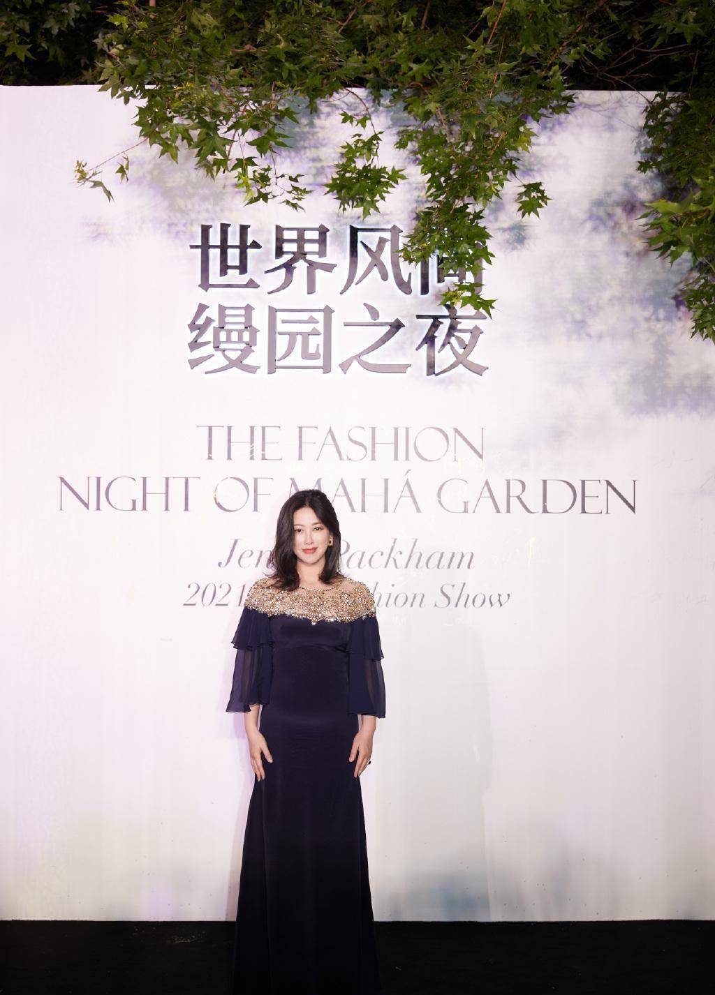 曲线|朱珠长相标致耐看，熟女曲线穿深色长裙，加点亮片更添高级感