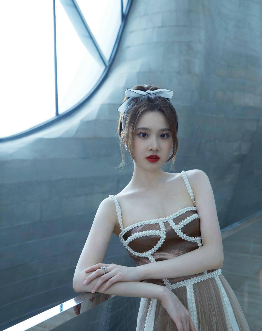 设计|张慧雯真漂亮，穿杏色珍珠裙亮相活动，系扎蝴蝶结打扮堪比洋娃娃