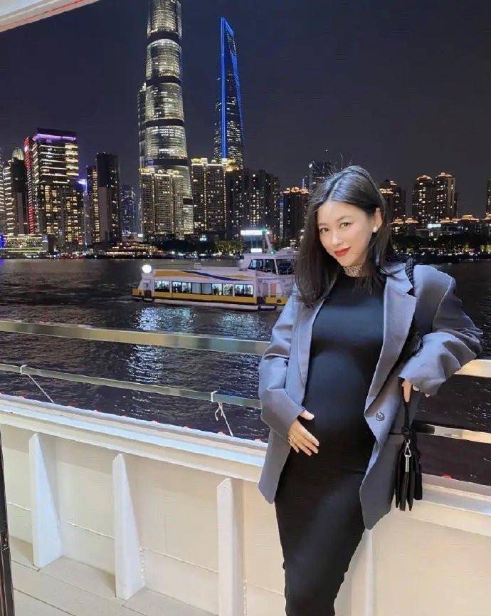 魅力|孕期的朱珠会打扮,穿长款小黑裙挡住发福腰身,只秀细手臂还挺瘦