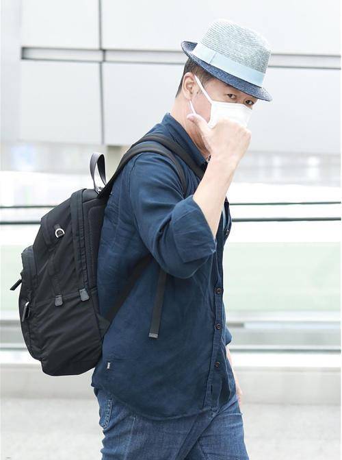 颜色|66岁张国立变身潮男,衬衫搭牛仔一点不油腻,可惜身材有点走样了