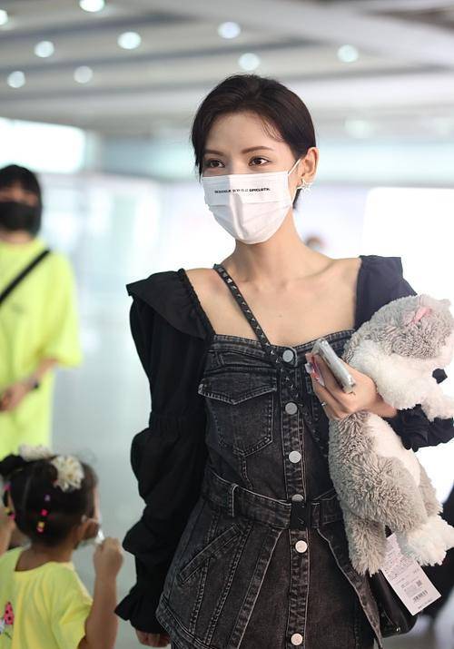 黑色|张予曦也太美了吧,明明是日常的服装,却让她的大长腿衬成了礼服