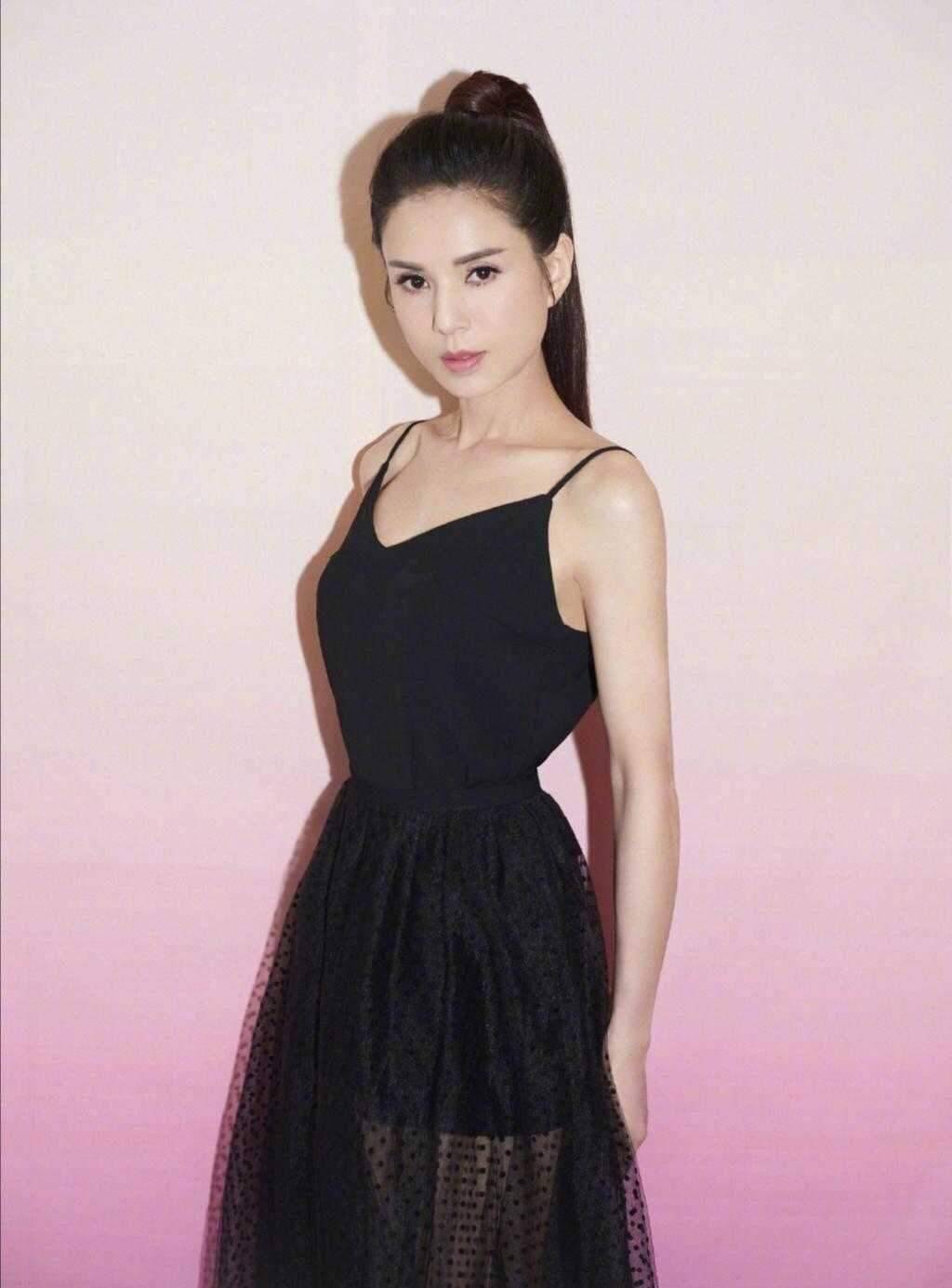 身材|李若彤30年前就胆大,穿小背心短裤还不系扣,身材和现在没差别