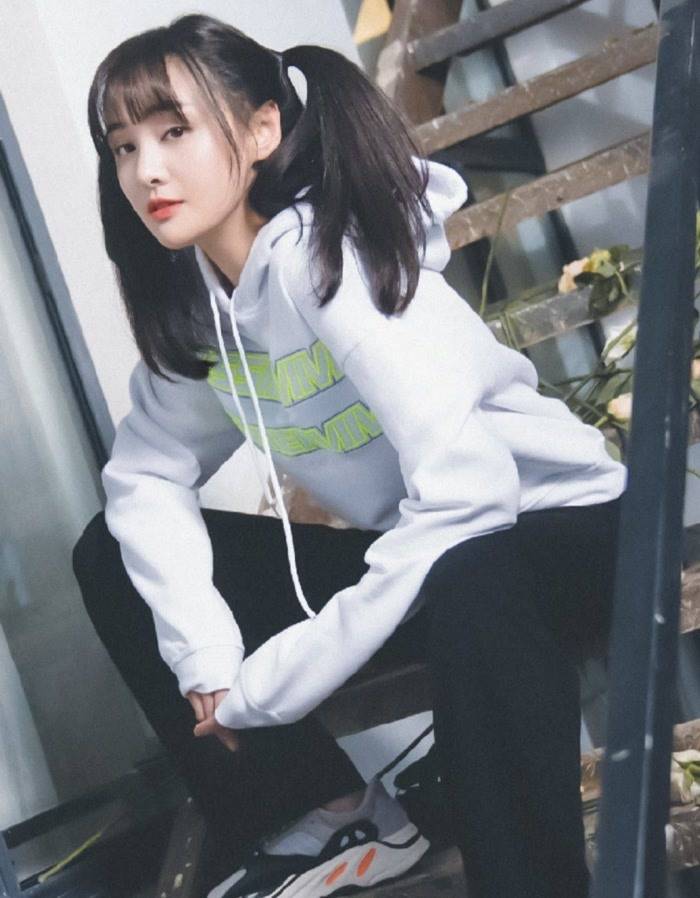 黑色|郑爽双丸子头清爽减龄，黑色牛仔裙娇俏可爱，少女心造型超亮眼