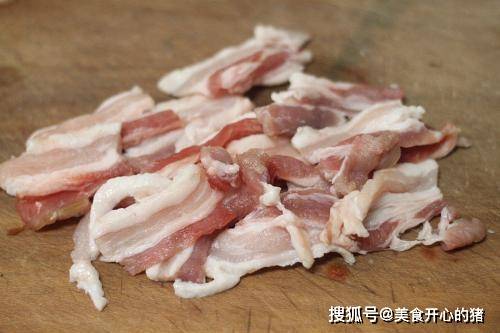 做法|五花肉还有这种吃法，一咬嘎嘣脆，做法简单，一次2斤不够吃