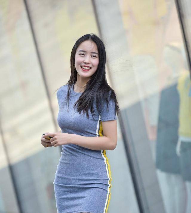 显得|优雅气质的连衣裙可是必备品，搭配风格时尚一些，时髦个性