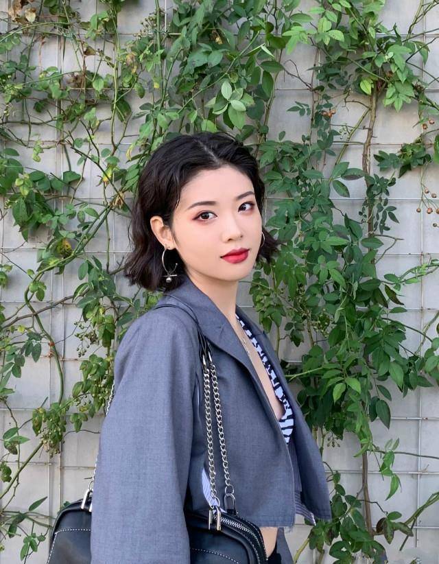 卷发|黑长直、波浪卷已经过时了，今年流行的是“齐肩卷”，减龄又洋气