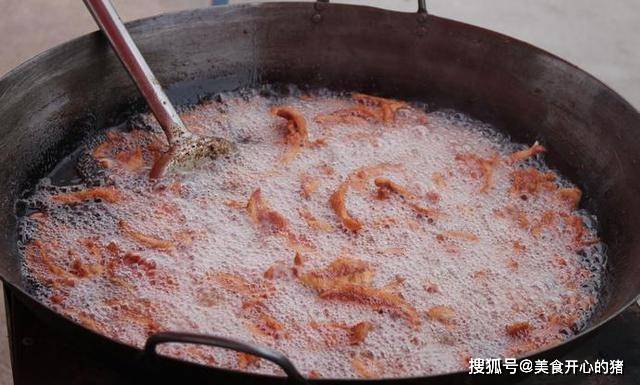 做法|五花肉还有这种吃法，一咬嘎嘣脆，做法简单，一次2斤不够吃