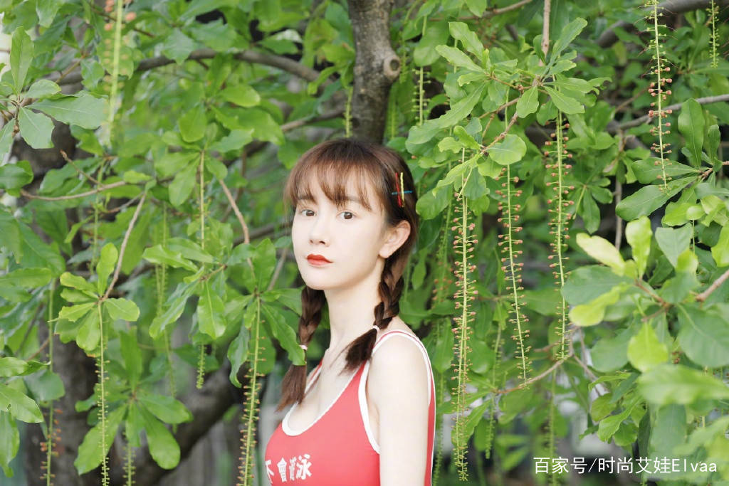 显得|张檬穿这身泳衣真抢眼，“老汉背心”款全身零赘肉，双马尾辫抢戏